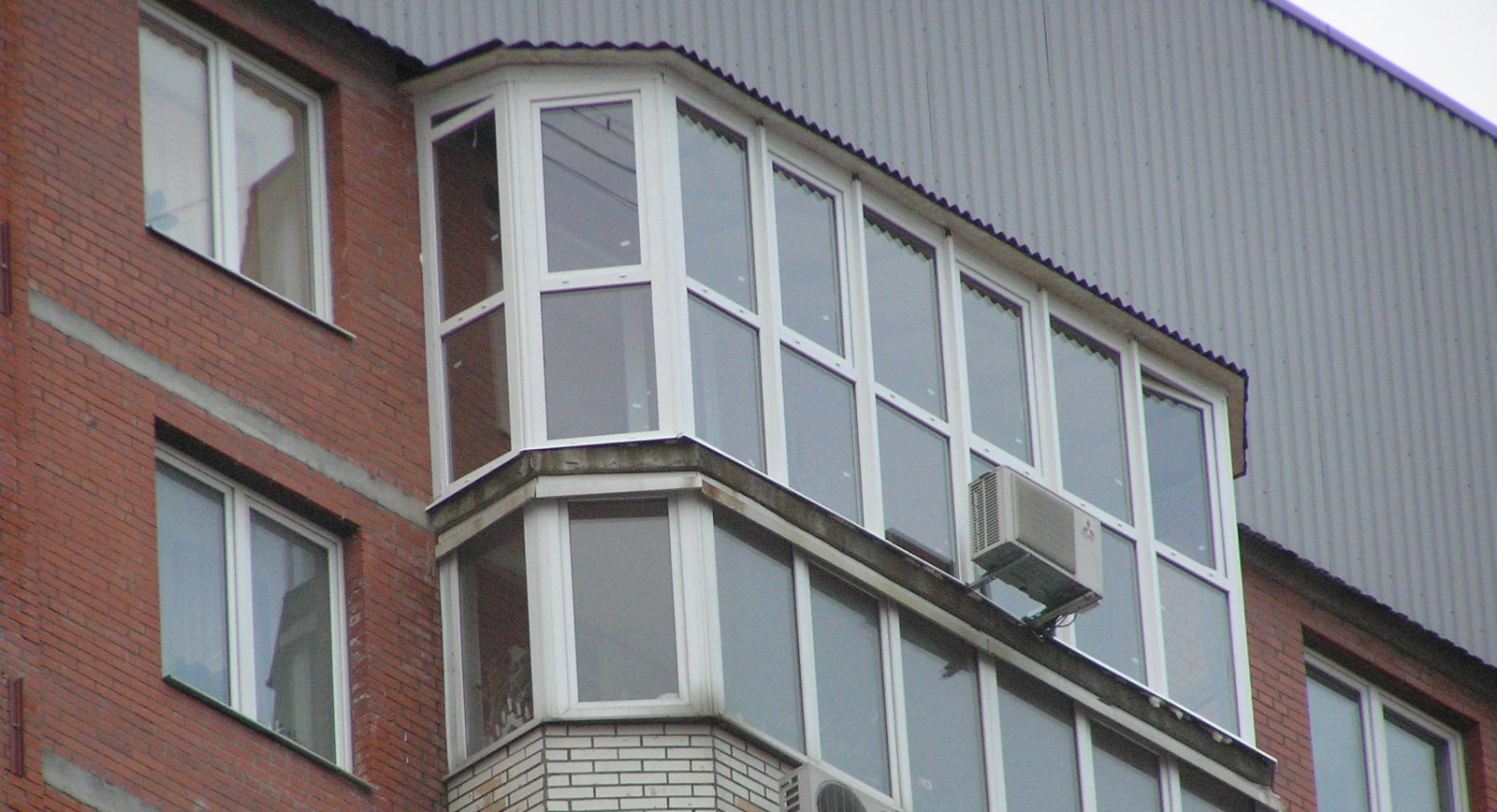 Остекление балконов с крышей: общие рекомендации