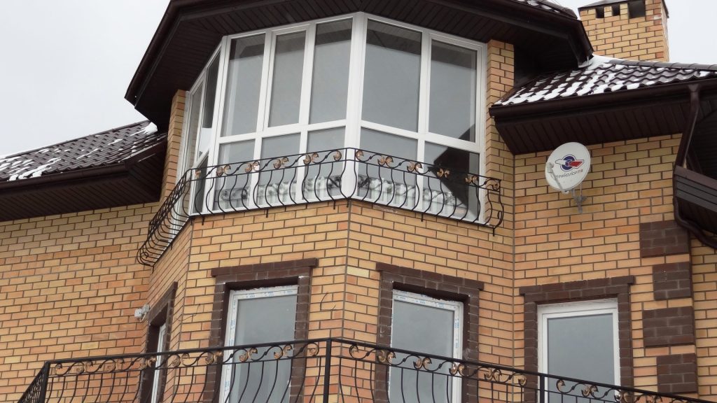 Остекление балконов в коттеджах