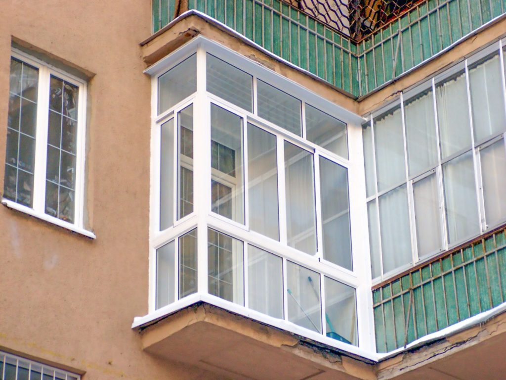 Современное остекление балкона из ПВХ